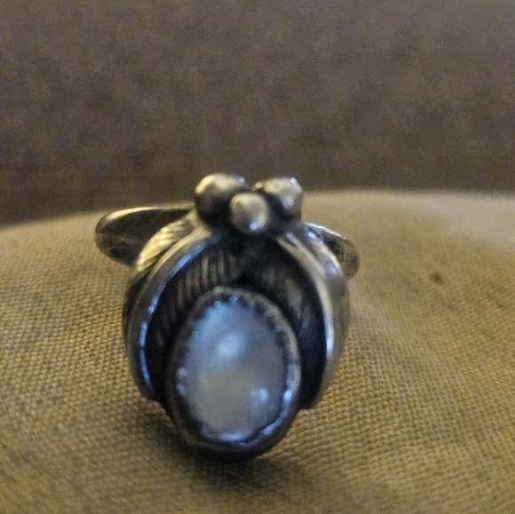 VINTAGE SOUTHWESTERN SQUASH BLOSSOM STERLING & MOP RING. DAINTY GEM OF HISTORY - Picture 6 of 11